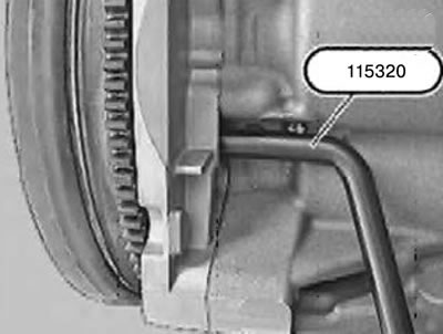 3. Снять защитный колпачок на крышке ГРМ.
