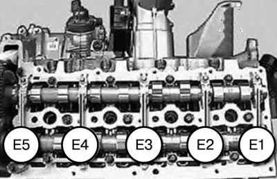 9. Снять распределительный вал впускных клапанов.