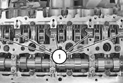 10. Смазать все места (1) опоры моторным маслом.