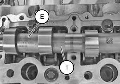 Примечание. Распределительный вал (1) впускных клапанов с маркировкой (Е) уложен.