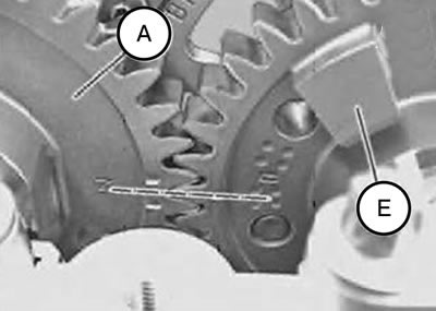 Примечание. При укладке распределительного вала (Е) впускных клапанов маркировки обоих…