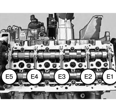 12. Установить распределительный вал впускных клапанов