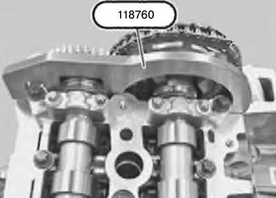 19. Установить приспособление 118760 на распределительный вал выпускных клапанов.