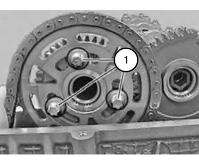 21. Затянуть болты (1) крепления распределительного вала.
