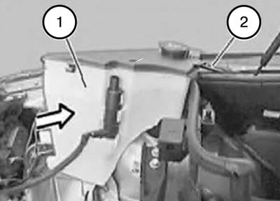 23. Отсоединить все разъемы на бачке (1) стеклоомывателя.