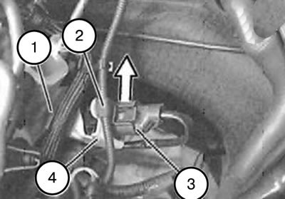 26. Освободить разъем (3) лямбда-зонда из зажима в направлении, указанном стрелкой.