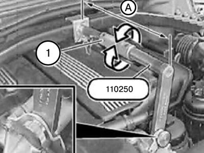 33. Отсоединить и отвести в сторону вакуумный трубопровод.