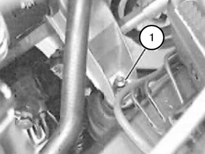 39. Отвернуть гайки (1) на левом и правом кронштейне опоры двигателя.