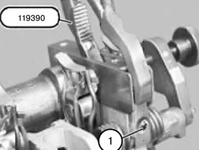 32. Asigurați-vă că scula 119390 este fixată în flanșă așa cum se arată în figură.