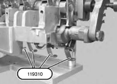 Notă: Instrumentul 119310 fixează maneta intermediară pe conducta de ulei.