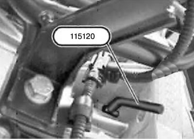 14. Провернуть коленчатый вал двигателя за центральный болт и зафиксировать маховик с помощью…