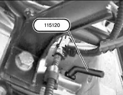 19. Провернуть коленчатый вал двигателя за центральный болт и зафиксировать маховик с помощью…