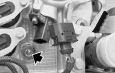 25. Расфиксировать и отсоединить разъем импульсного датчика распределительного вала впускных…