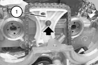 28. Снять верхний болт направляющей планки (1) цепи.