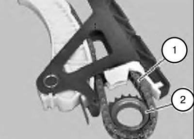 32.Оттянуть приводную цепь (1) движением вниз и вынуть звездочку (2).