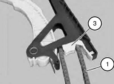 33.Осторожно отжать направляющую планку (3) цепи и вынуть приводную цепь (1).