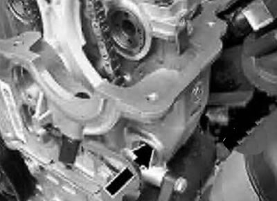 44. Вставить палец шарнира направляющей планки цепи и затянуть.