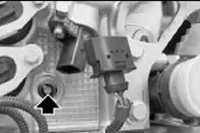 55. Вставить нижний болт направляющей планки цепи и затянуть.