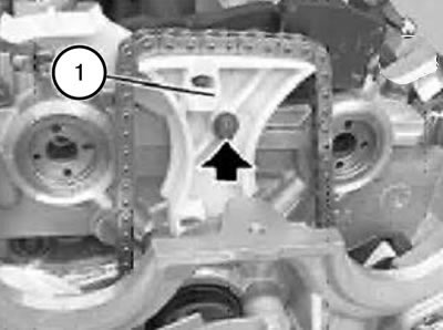56. Затянуть верхний болт направляющей планки (1) цепи.