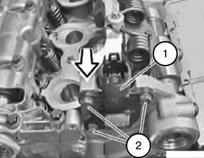 11. Вывернуть болты (2) крепления датчика (1) эксцентрикового вала.