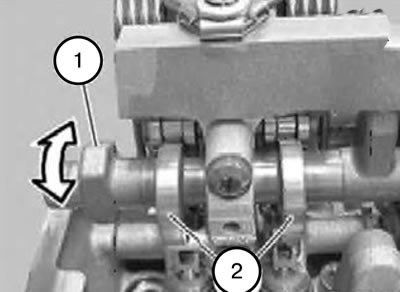 16. Установить эксцентриковый вал (1) с предварительным натягом в направлении, указанном стрелкой…
