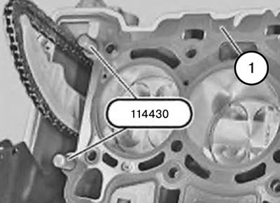 25. Вставить приспособление 114430 в цилиндры.