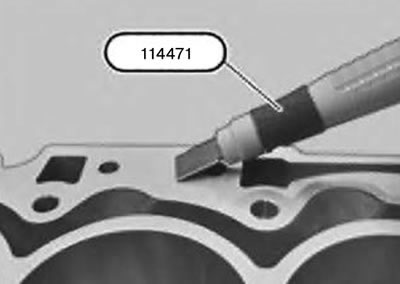 26. Удалить крупные остатки уплотнителя с помощью приспособления 114471 с уплотняемых поверхностей…