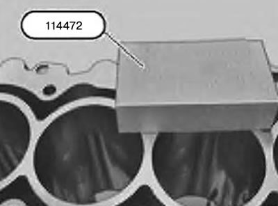 27. Удалить мелкие остатки уплотнителя с помощью приспособления 114472 с уплотняемых поверхностей…