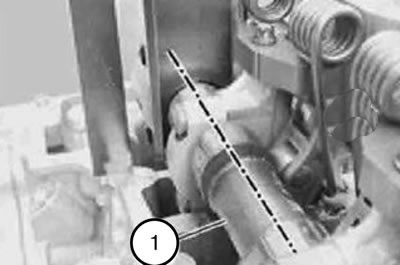 9. Insert the intake camshaft (1) so that the part number on the flat side points upwards.
