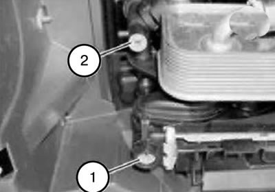 5. Deșurubați dopul filetat (1) al orificiului de scurgere din partea inferioară a radiatorului…