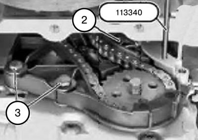7. Apăsați bara de tensionare (2) înapoi și fixați-o folosind unealta 113340.