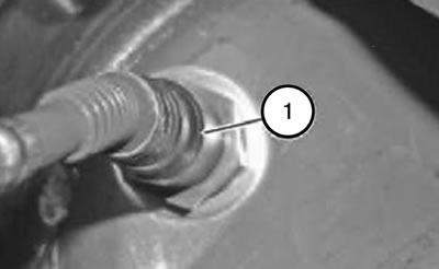 7. Deșurubați sonda lambda (1) folosind unealta 117020.