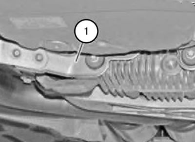 1. Свалете скобата на изпускателната система (1).