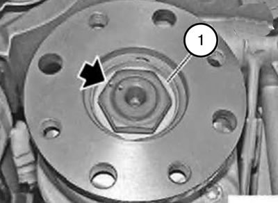 3. Marcați poziția piuliței față de ax cu un perforator (săgeată).