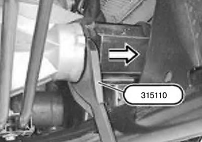 12. Издърпайте полуоската от редуктора/опорната скоба на предния мост, като използвате инструмент…