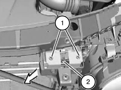 4. Odkręcić śruby (1) i zdjąć blokadę maski (2), przesuwając ją do przodu po przekątnej.