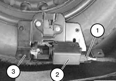 4. Deconectați conectorul (1) de la servomotor (2) și scoateți partea inferioară (3) a încuietorii.