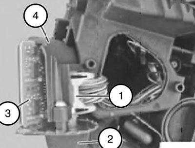 4. Deconectați conectorul (1).