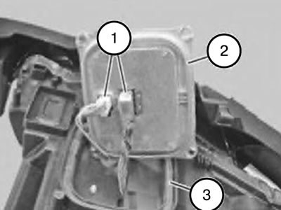 4. Deconectați conectorii (1).