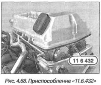 Helyezze be a «11.6.432» eszközt (4.68. ábra) a «11.6.430» készletből a hengerfej burkolatán lévő…