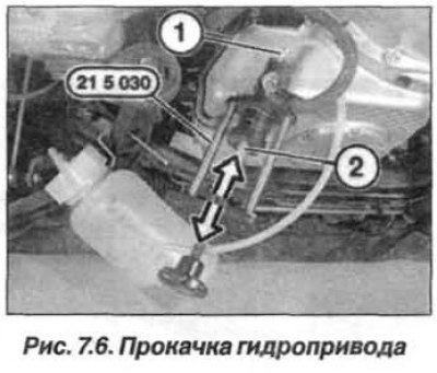 Podłącz urządzenie odpowietrzające do zbiornika wyrównawczego układu hydraulicznego sprzęgła.…