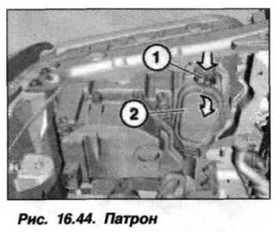 La vehiculele din 10.2003, apăsați încuietoarea (1, fig. 16.44) și pliați înapoi carcasa (2) și…